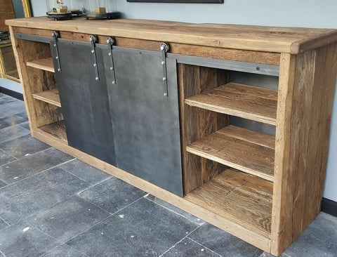 Credenza en estilo antiguo con puertas corredizas de acero