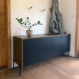 Credenza con exterior de madera con vista de acero en puertas