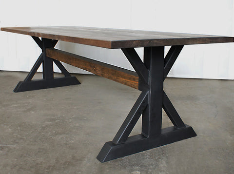 Mesa comedor con base en pedestal de cruz ancha de acero – Ecomobiliario